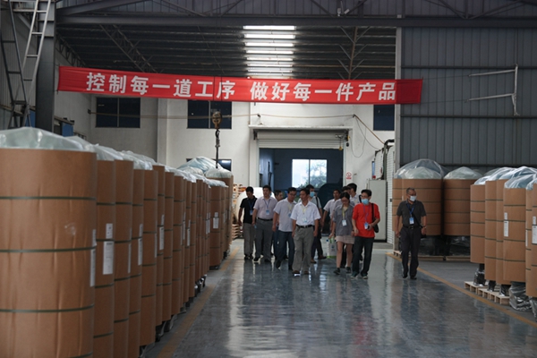 行業(yè)代表們參觀(guān)宜興總部生產(chǎn)基地